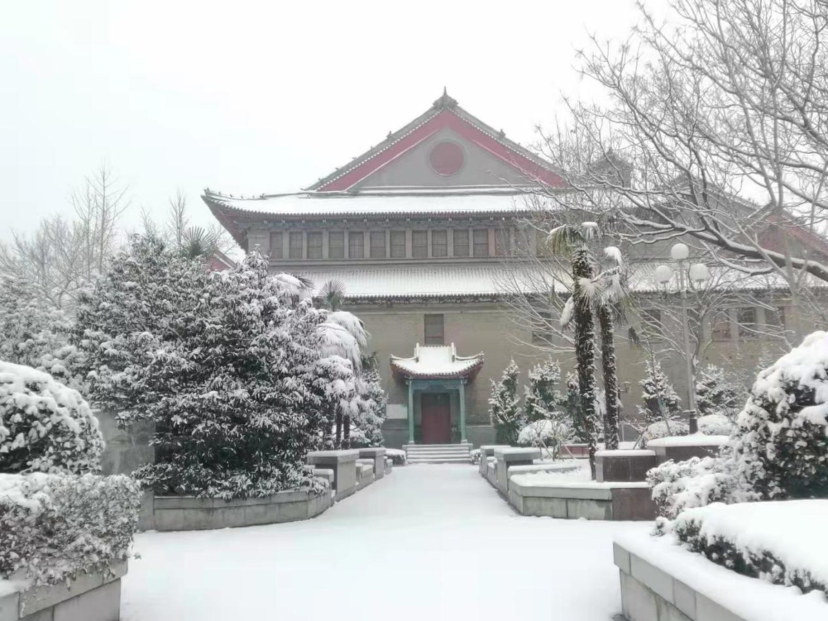 校园雪景