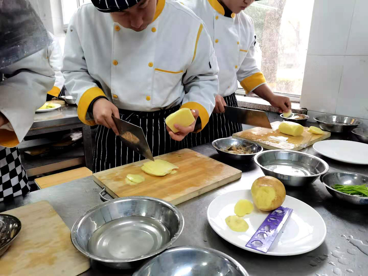 洛阳旅游学校举办烹饪专业刀工竞赛