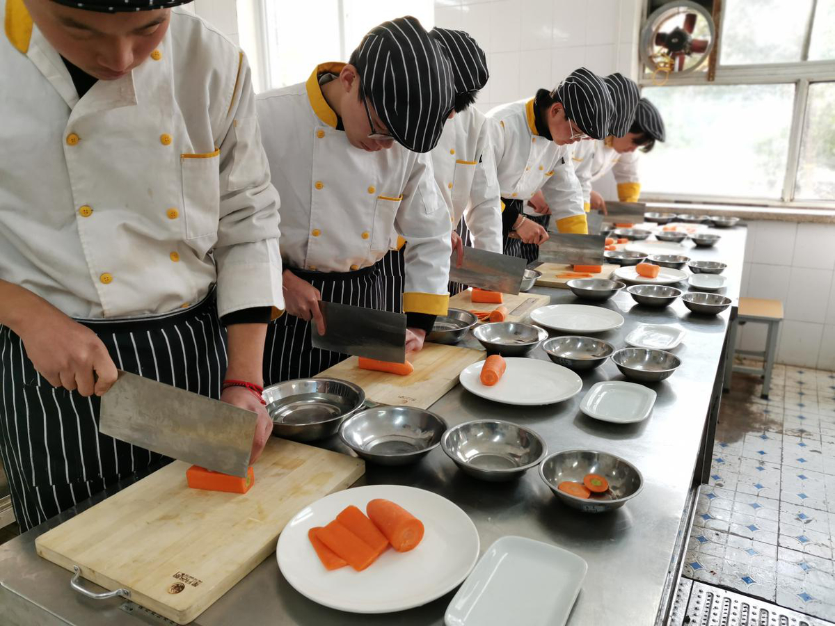 洛阳旅游学校举办烹饪专业刀工竞赛
