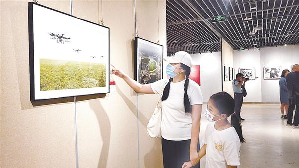 周口历史风情暨老摄影家作品展开展