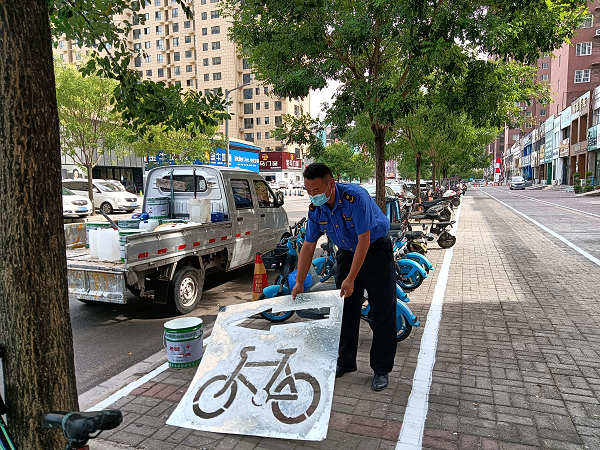 永城市城市管理局巧用“加减乘除”<br> 破解非机动车停放难题