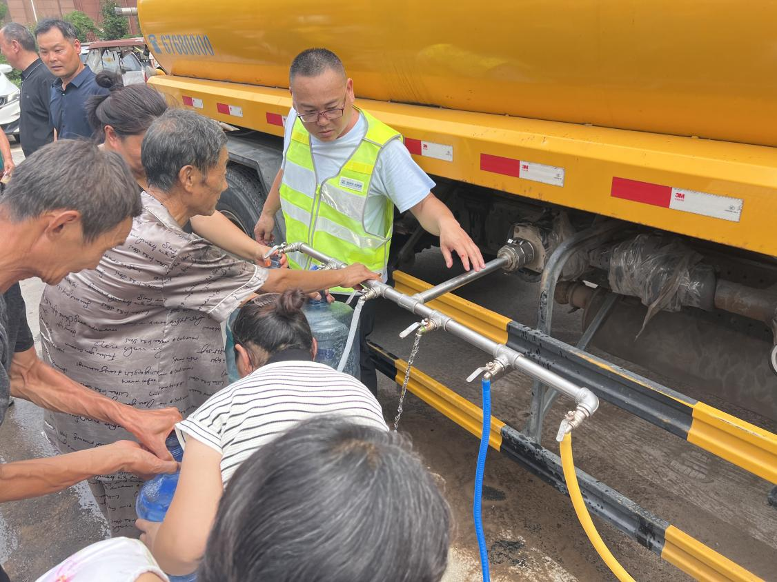 郑州水务集团紧急驰援开封 为2300多户居民应急供水