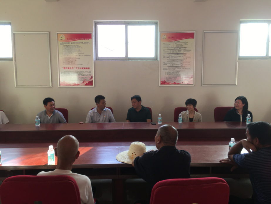 河南省工业和信息化厅副厅长沈天良带队赴张宇村开展扶贫工作