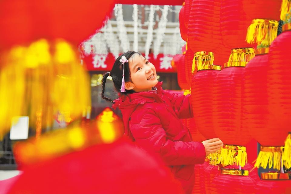 Qixian's Streets Deocrated with Colorful Lanterns