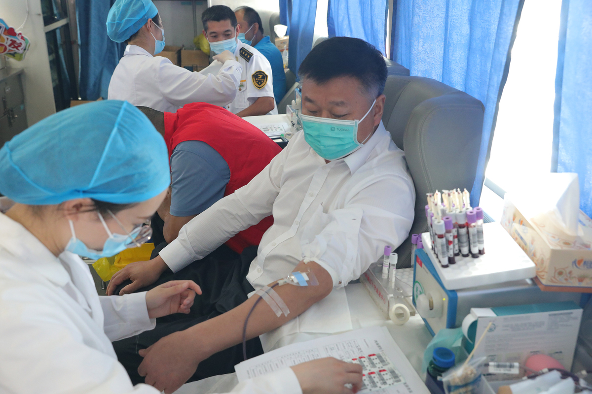  河南省市场监管局组织干部职工<br>开展庆“八一”无偿献血活动