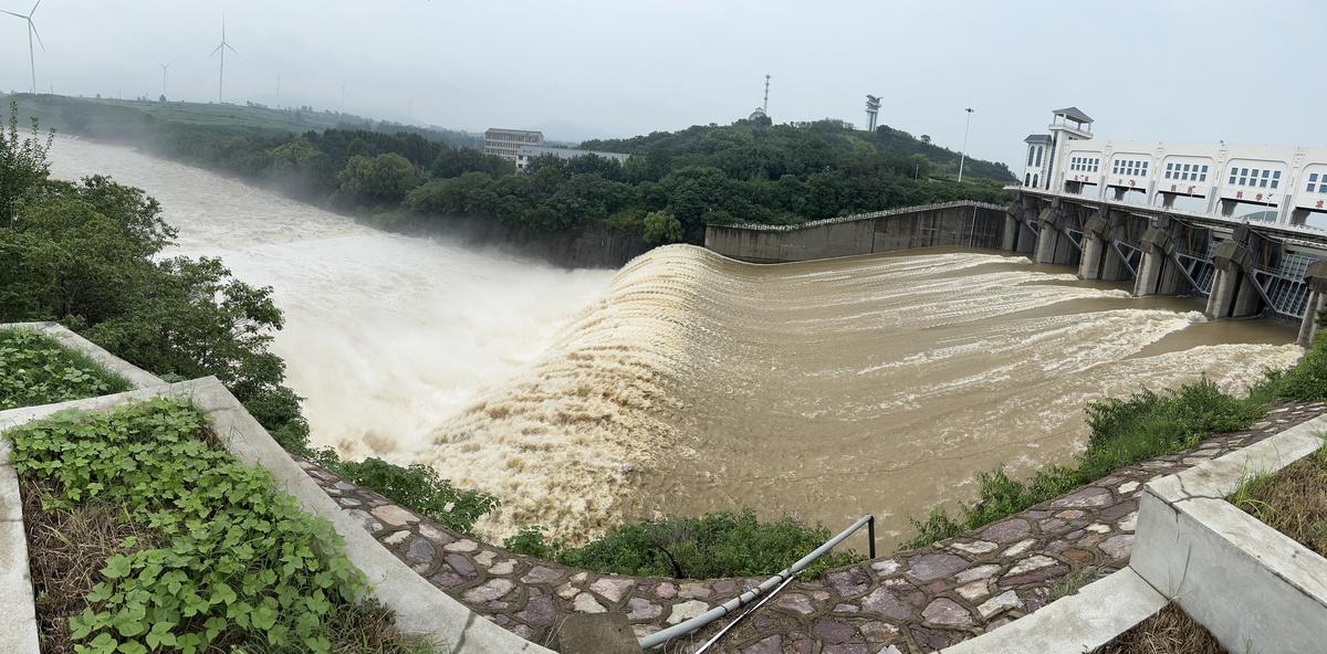 河南广播电视总台：河南30座大中型水库超汛限水位 南阳开展抗洪抢险救援