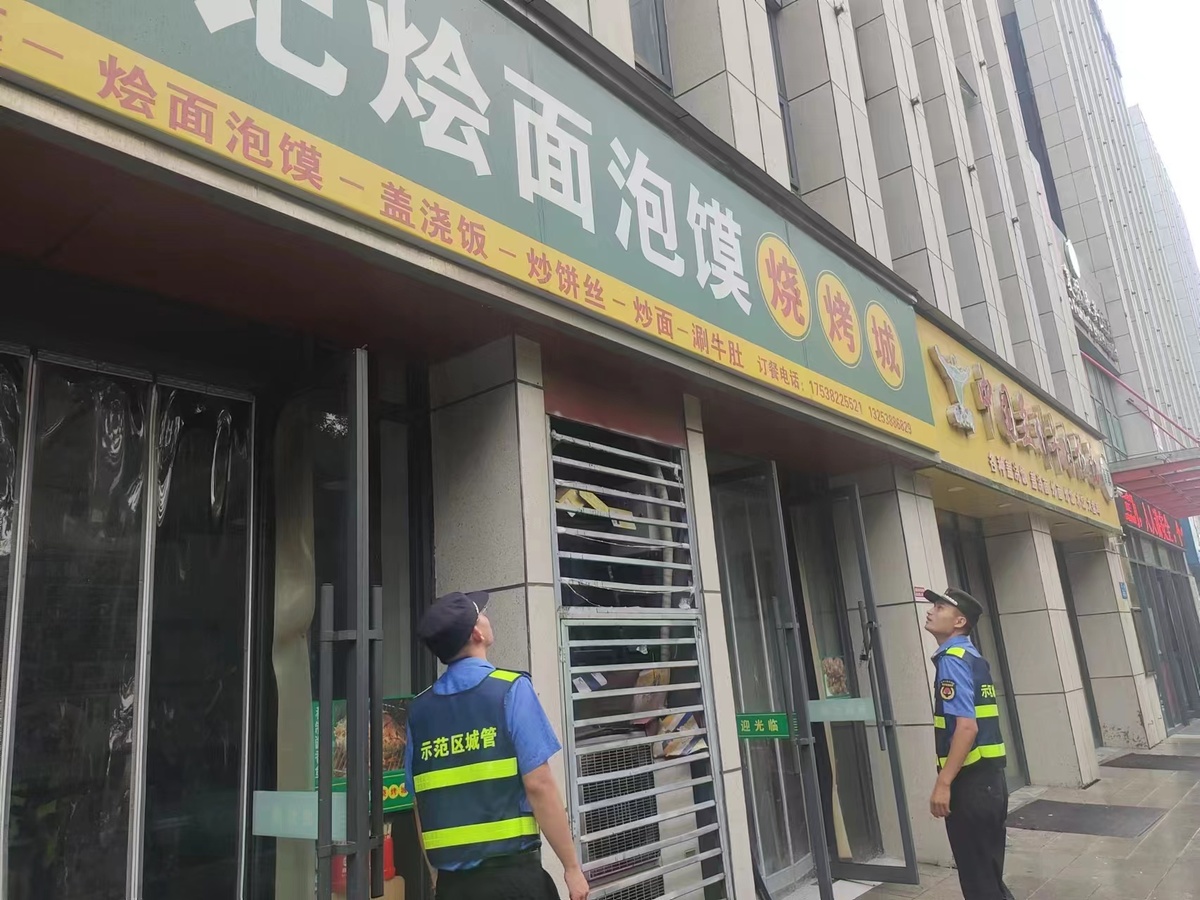 开展户外广告设施检查 全力应对大风暴雨天气