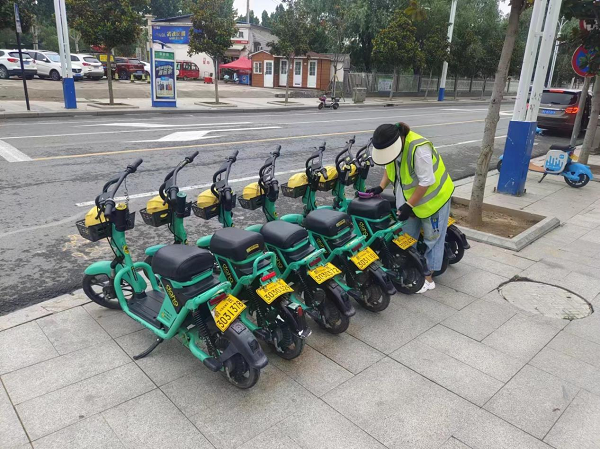 开封市尉氏县城管局专项整治共享单车<br>让街头停车线变城市风景线
