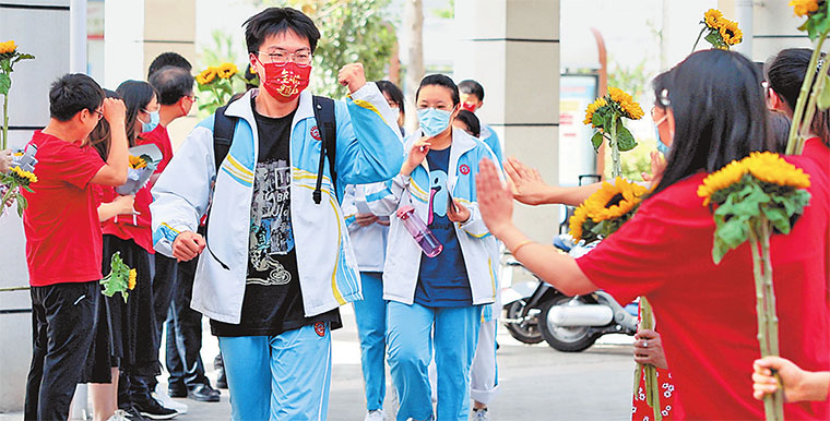 郑州送考老师手持鲜花为考生加油鼓劲