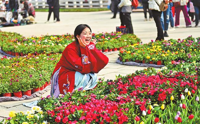'Flower Tours' Blossom in Henan