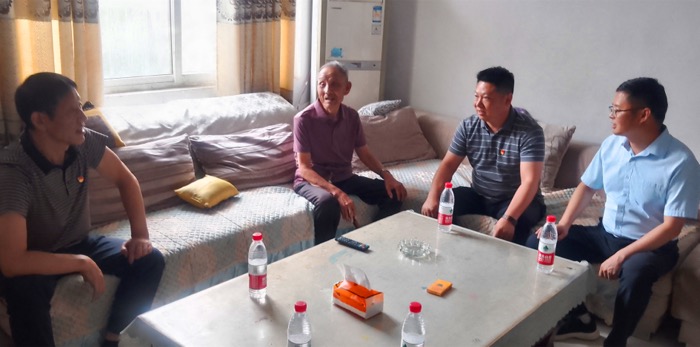 省应急厅驻鲁山县赵村工作队走访慰问老党员
