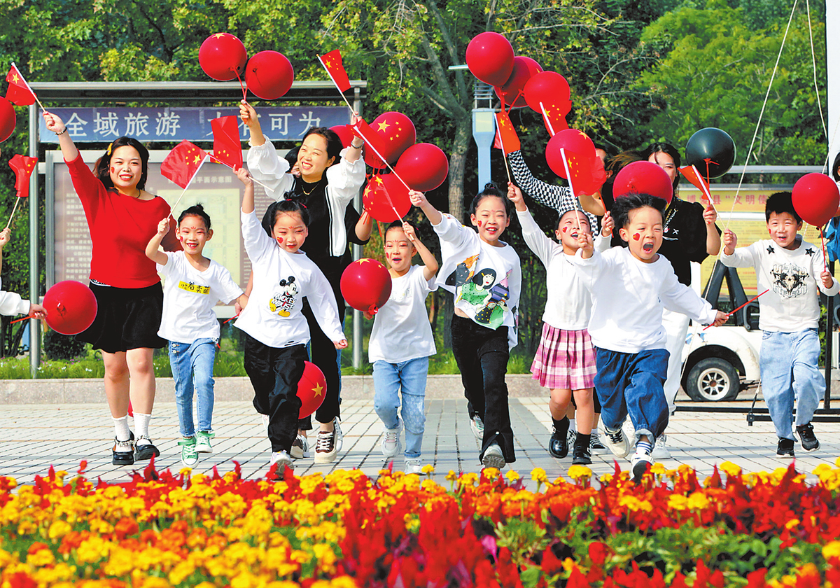 博爱县人民公园，孩子们与家长一起欢度国庆佳节