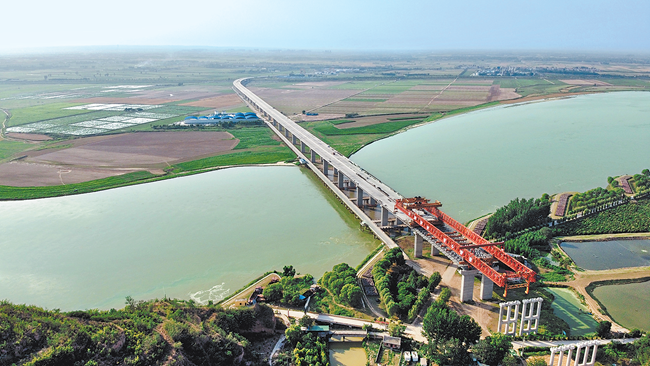 6月19日,国道207孟州至偃师黄河大桥施工现场.