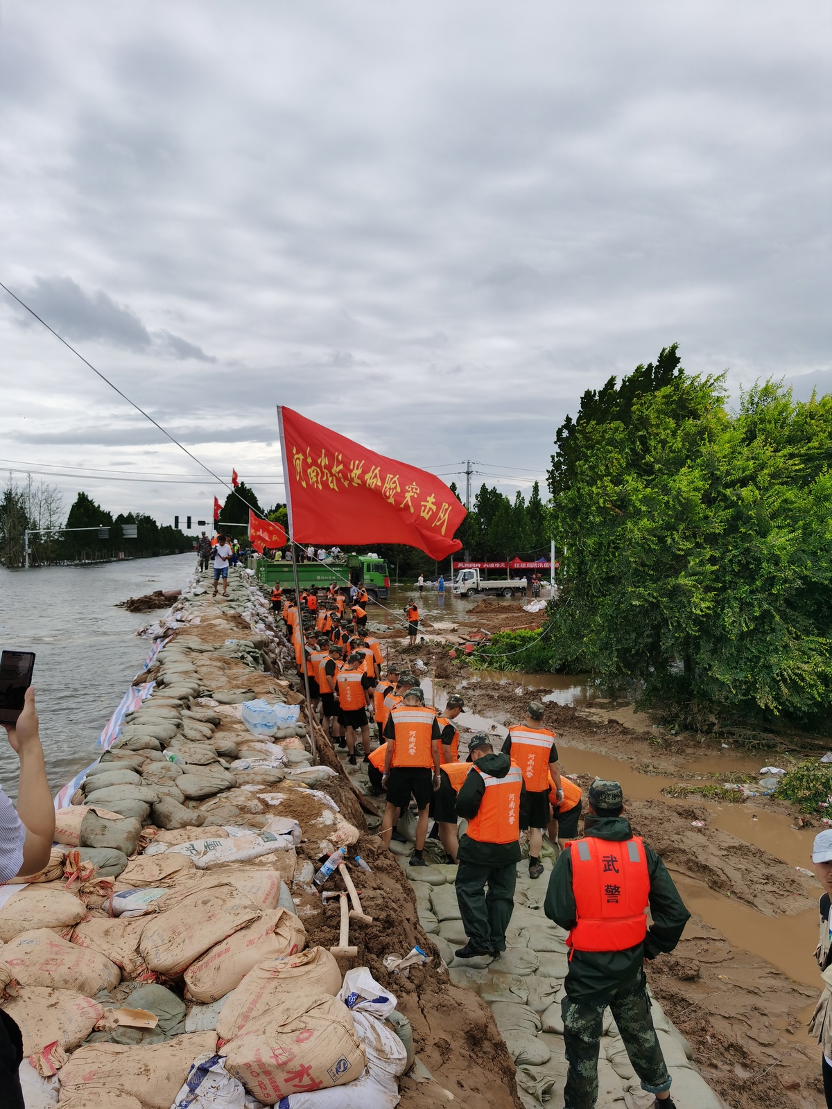 “98抗洪”老兵代桃义超龄服役 奋战天门抢险救灾一线25天_长江云