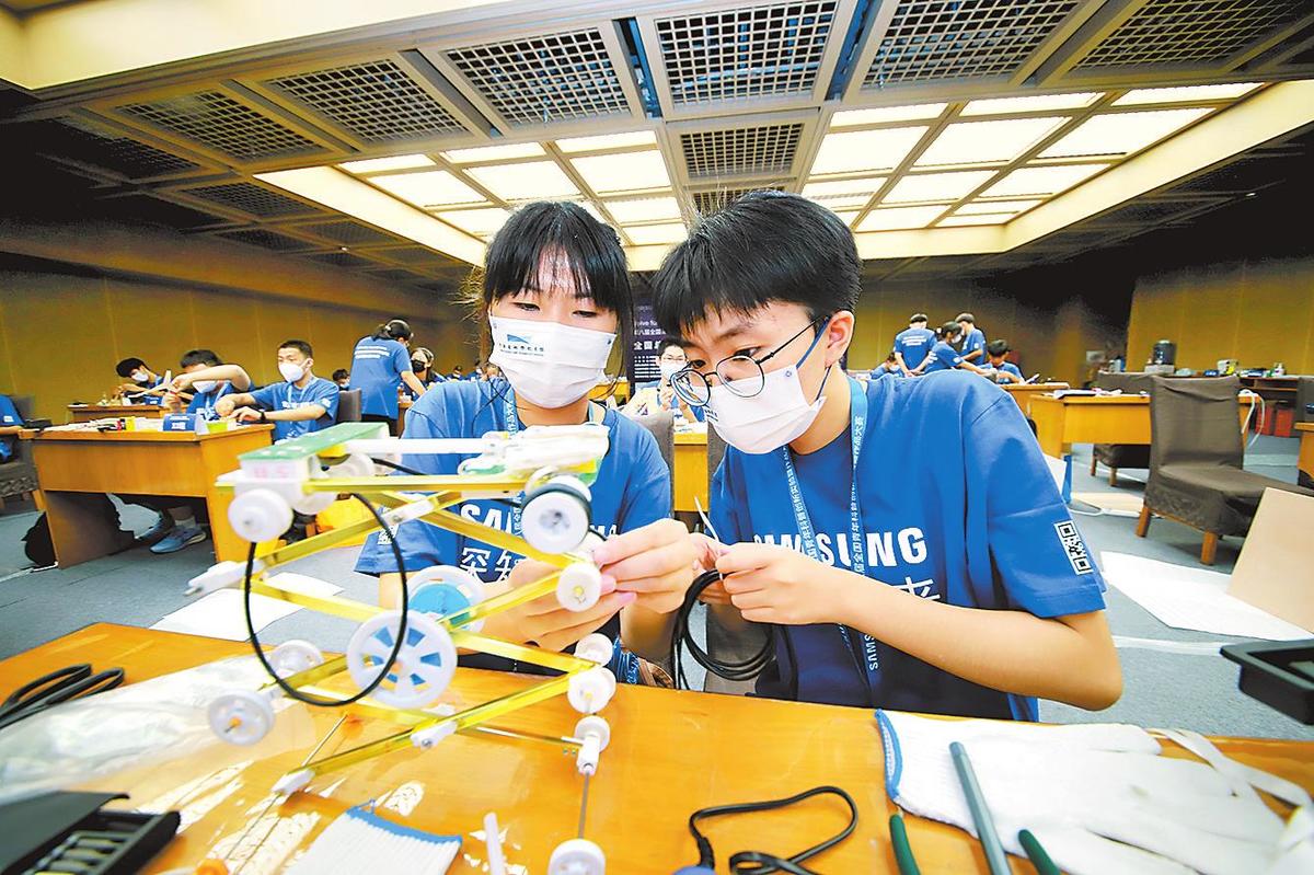 全国青年科普创新实验大赛决赛在河南举行 青少年拼脑力 太空车攀“绝壁”