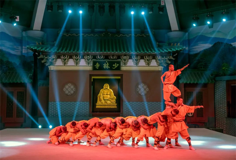 演武厅是融声,光,电为一体的大型少林功夫表演场馆,每天为广大游客