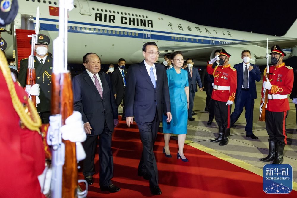 李克强抵达金边出席东亚合作领导人系列会议<br>并对柬埔寨进行正式访问