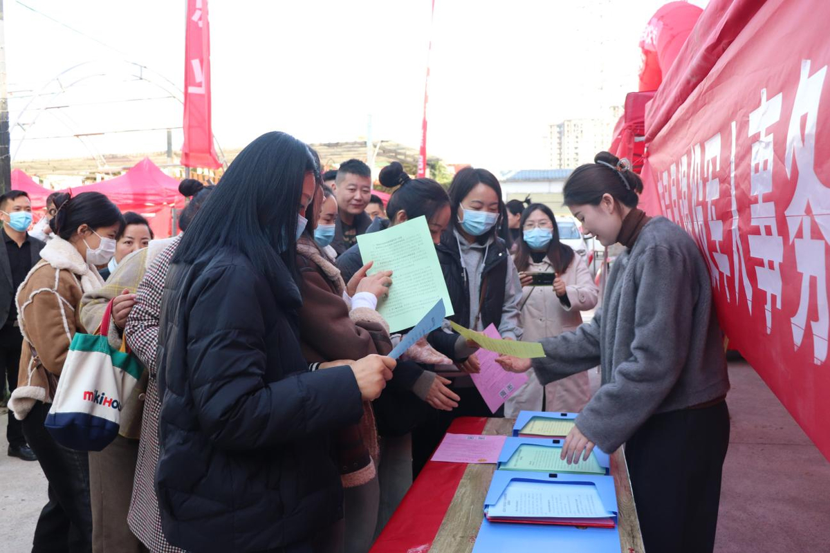 周口：鹿邑县举办招聘会为退役军人就业铺路搭桥