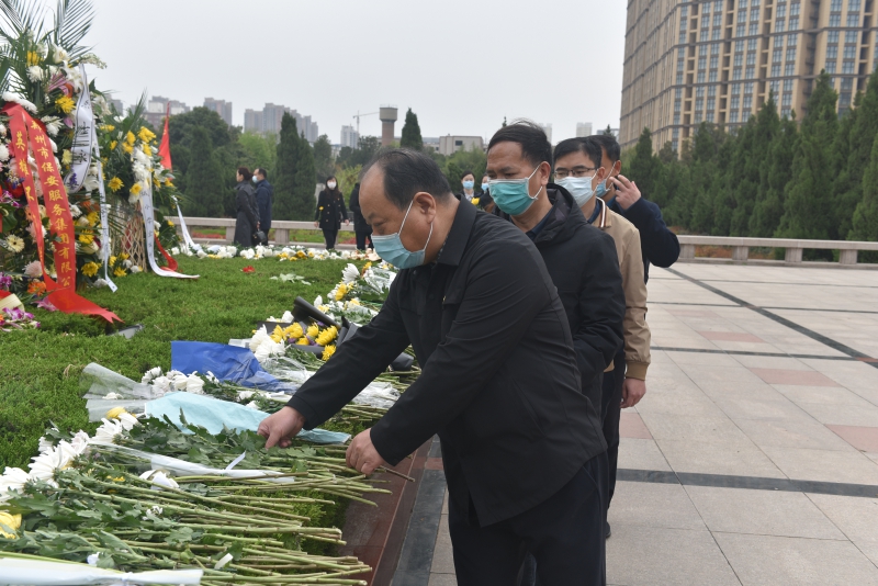 省地方金融监管局组织党员干部赴郑州烈士陵园祭奠革命先烈 省地方金融监管局组织党员干部赴郑州烈士陵园祭奠革命先烈