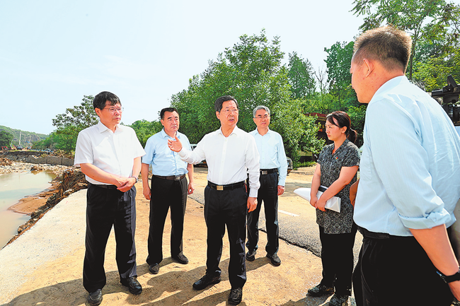 楼阳生到荥阳市检查指导防汛救灾工作把保障人民群众生命财产安全放在第一位全力搜救失联人员妥善安置受灾群众
