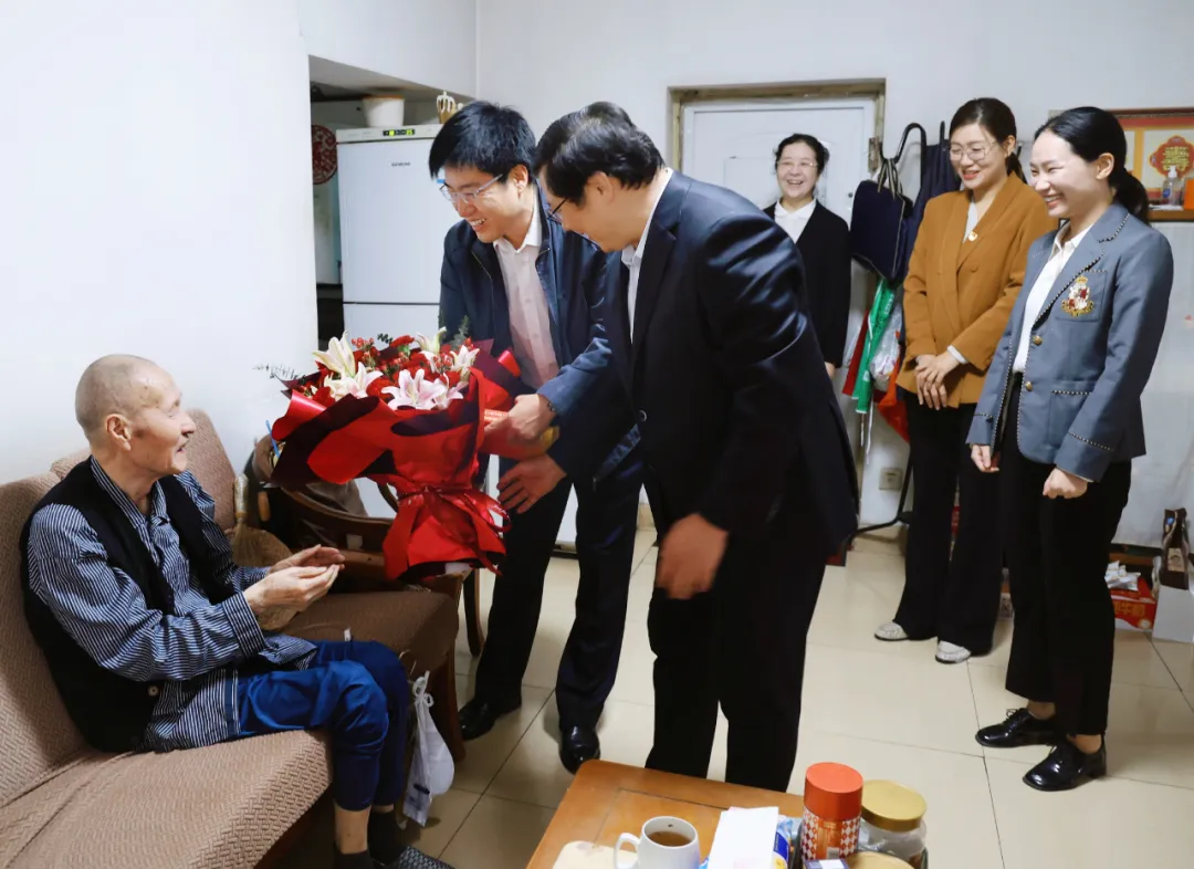 75周年华诞前慰问驻京老干部，关怀与敬意共传递