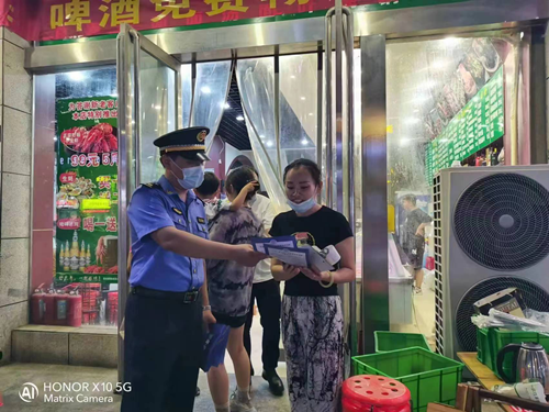 规范服务引导 践行执法为民 <br>郑州城管执法支队合理规范经营秩序助力提振城市“夜经济”