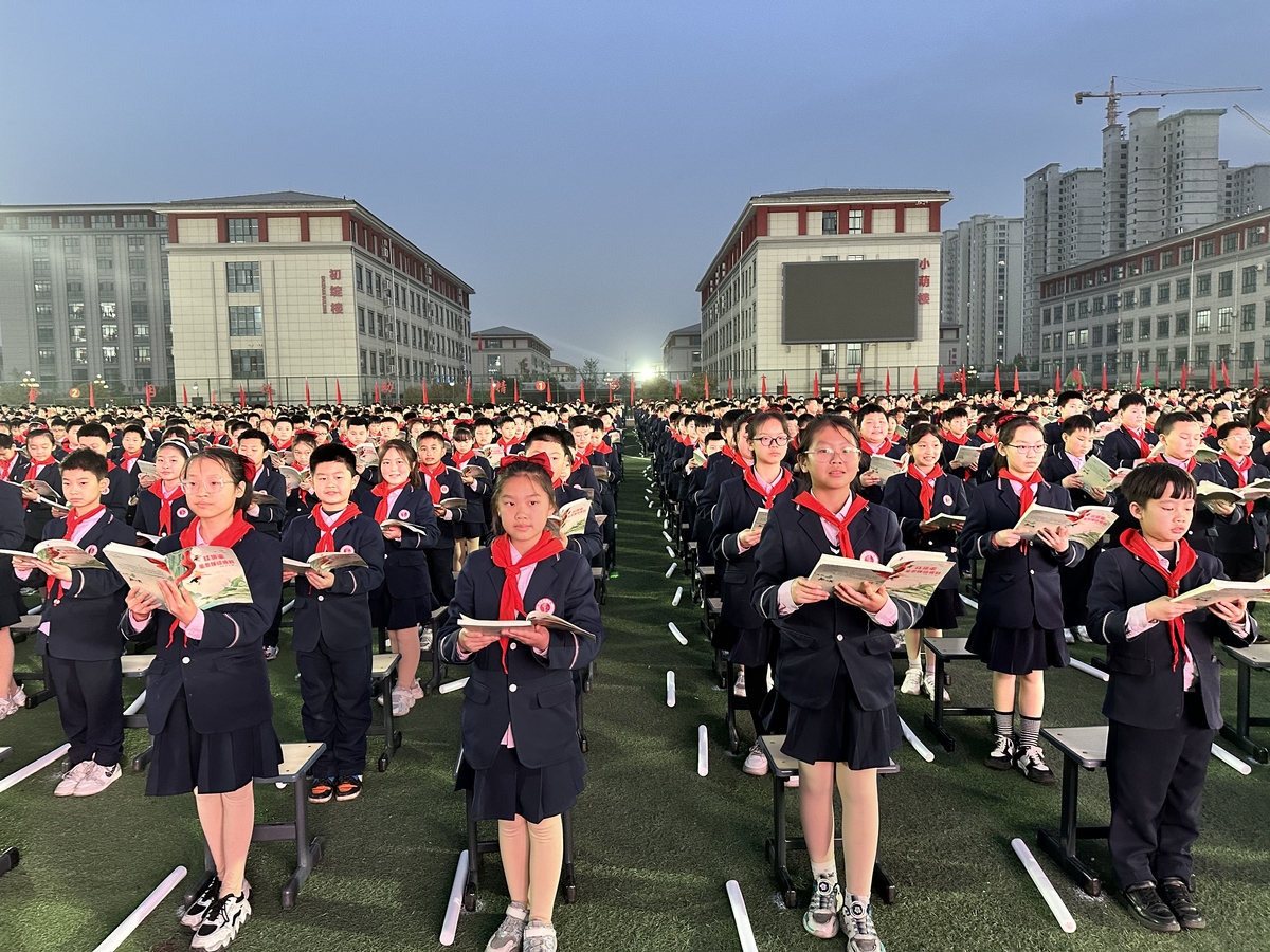 红旗渠畔 万人夜读