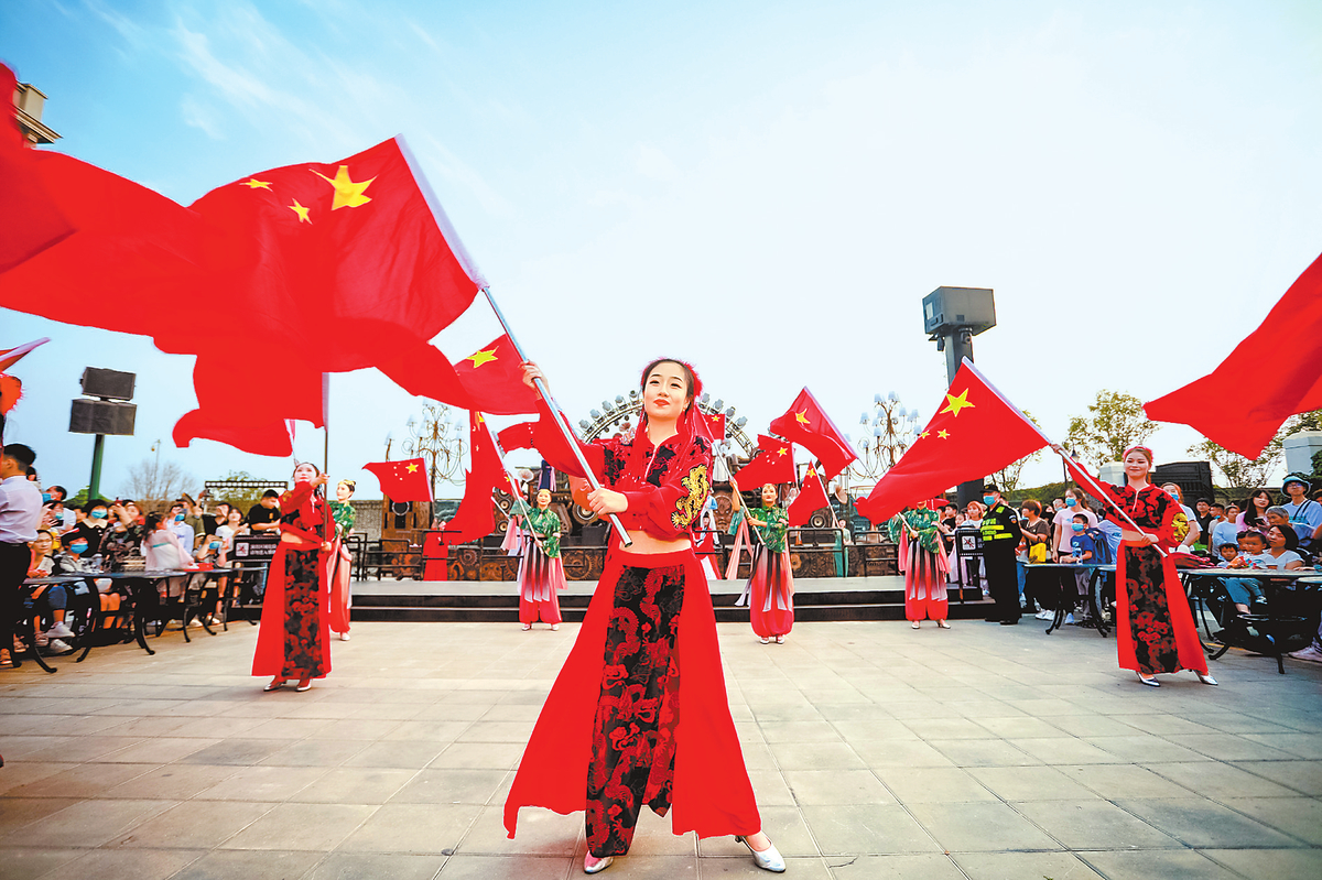 郑州建业电影小镇推出国庆巡游特别节目