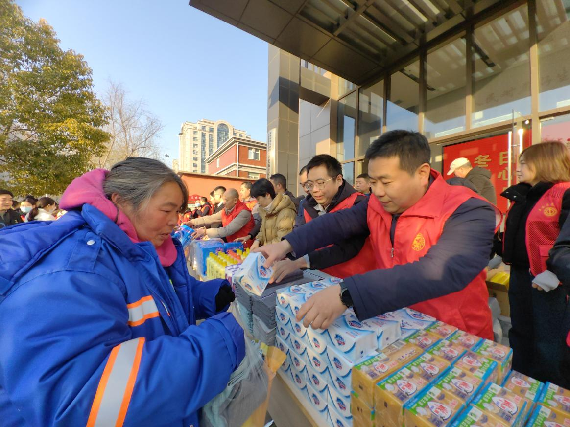 省行政审批政务信息管理局组织开展慰问环卫工志愿服务活动