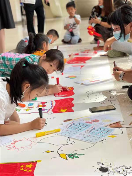 信阳博物馆举办“萌娃学国粹 ——‘我和我的祖国’主题绘画长卷”活动