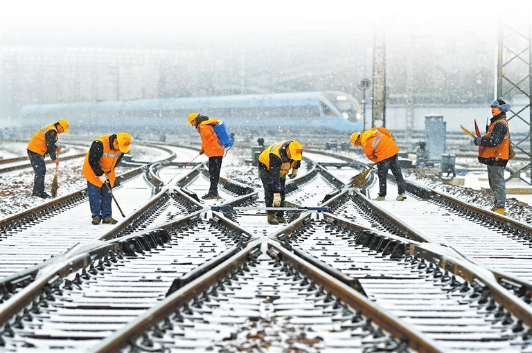 全力应对本轮雨雪天气丨冰雪中，他们畅通回家的路