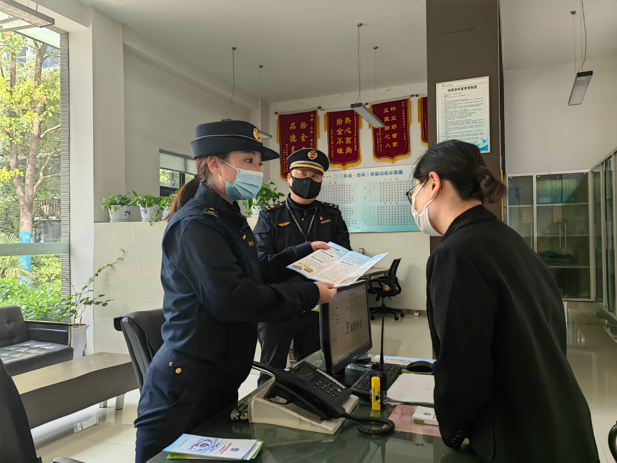 郑州市城管执法系统开展执法服务宣传日活动