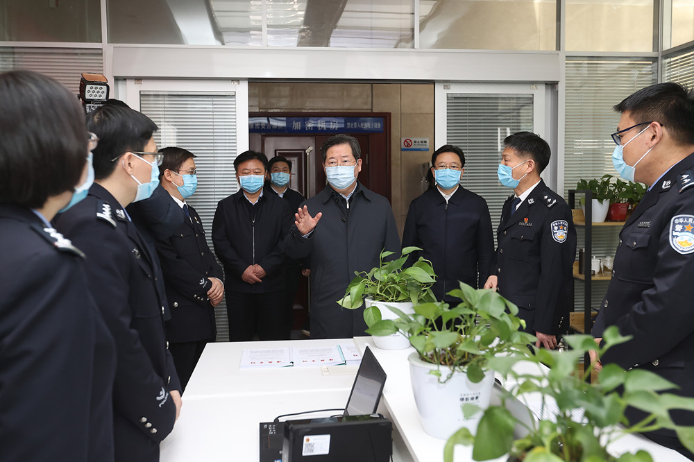 楼阳生到省新冠肺炎疫情防控指挥部、 省公安厅调研时强调 毫不放松抓好疫情防控和社会治安 营造平安祥和节日氛围