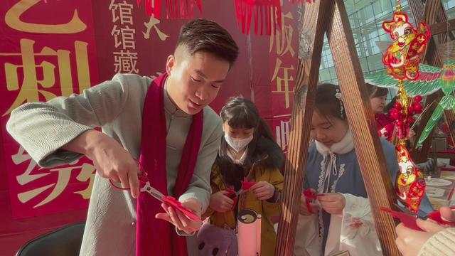 洛阳90后让非遗剪纸“走出去”