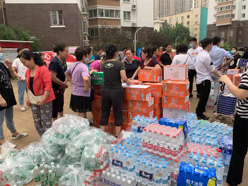 台上说学逗唱，台下不畏艰险