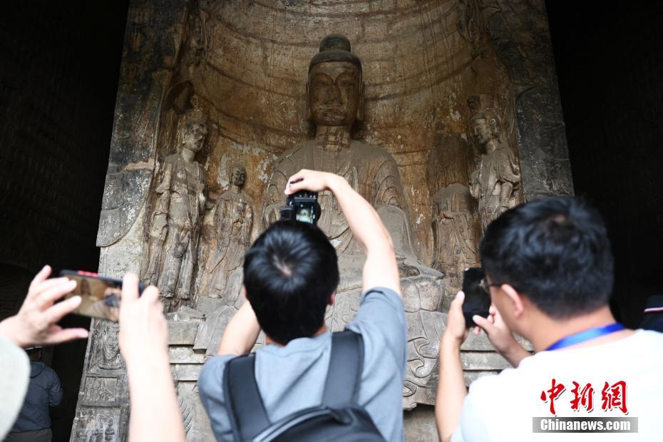 河南巩义：“国宝”千年石窟寺吸引参观者
