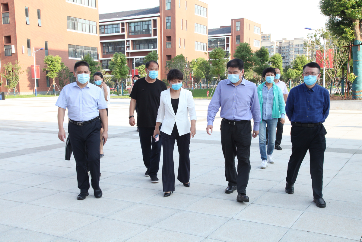 省教育厅二级巡视员董玉民赴平顶山督导学校疫情防控、灾后重建及开学准备工作