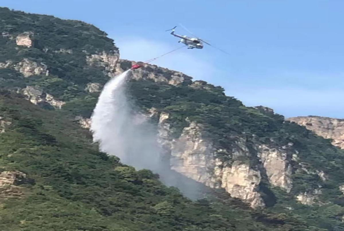 河南省应急航空救援中心高效扑救林州太行山林火