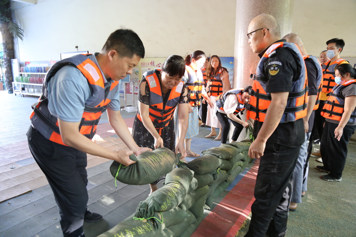 郑州市金水区文化路第二小学开展应急演练筑牢防汛“安全网”