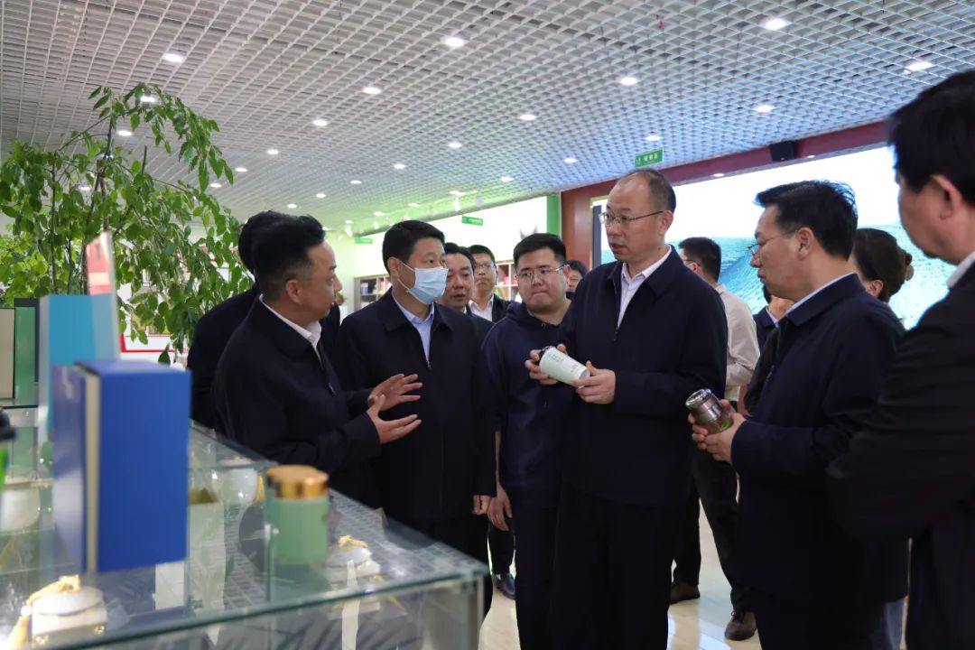 首页>政务资讯>信阳要闻3月7日,市委书记蔡松涛到浉河区调研茶产业