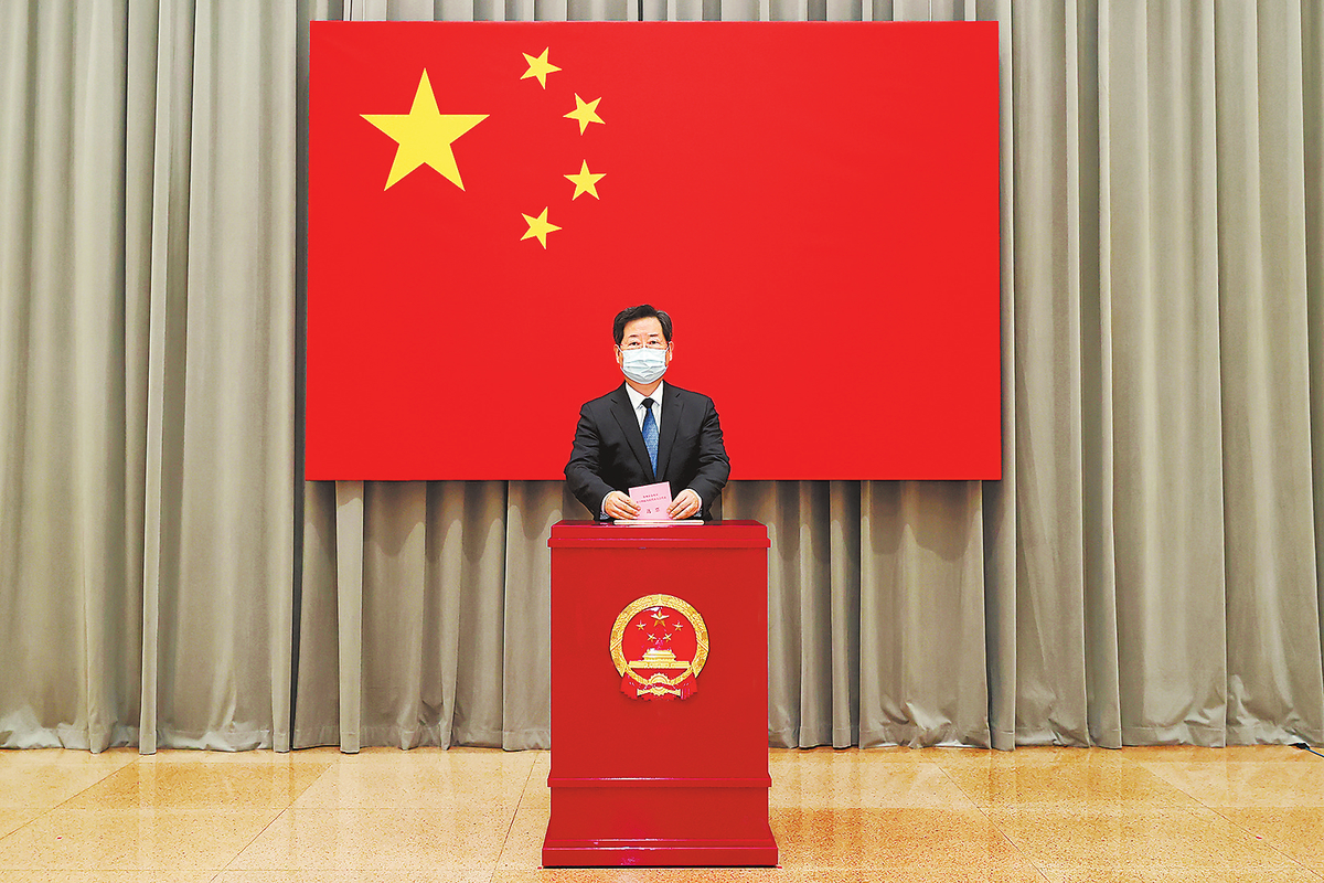 楼阳生参加郑州市金水区人大代表换届选举投票王凯刘伟在各自选区参加投票