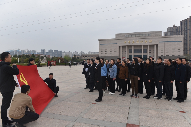 省地方金融监管局组织党员干部赴郑州烈士陵园祭奠革命先烈 省地方金融监管局组织党员干部赴郑州烈士陵园祭奠革命先烈