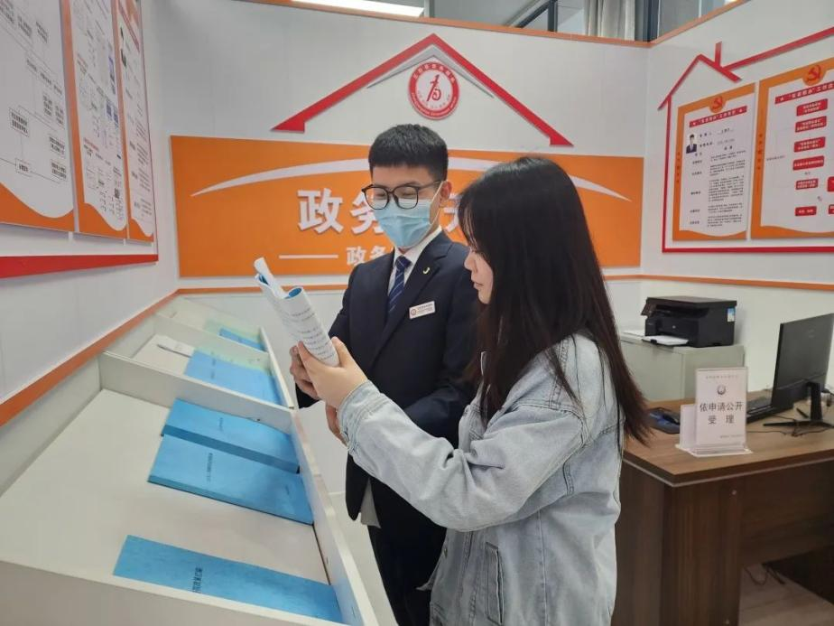 正阳县行政服务中心打造政务公开专区 让政务与企业群众“零距离”