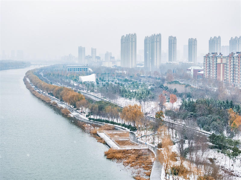 雪景不如人美图片