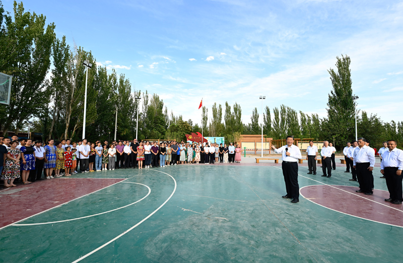 习近平在新疆考察时强调：完整准确贯彻新时代党的治疆方略 建设团结和谐繁荣富裕文明进步安居乐业生态良好的美好新疆