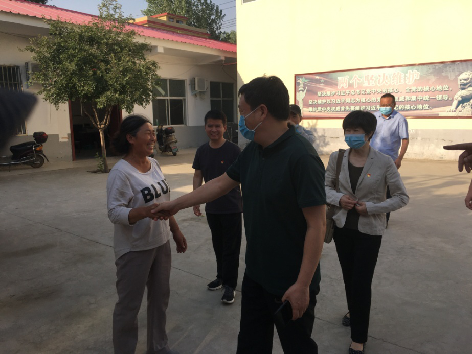 河南省工业和信息化厅副厅长沈天良带队赴张宇村开展扶贫工作