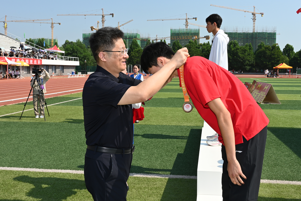 宋争辉副省长检查指导省第十四届运动会学生组田径比赛工作