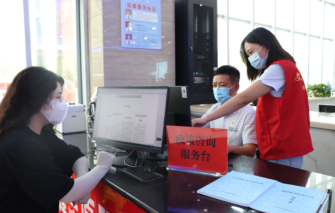 宝丰县“政策咨询综合服务窗口”正式运行以来，共接受群众咨询210余次，受到社会各界的一致好评。 李万鹏 摄