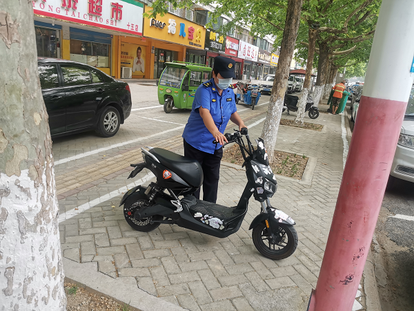 永城市城市管理局巧用“加减乘除”<br> 破解非机动车停放难题