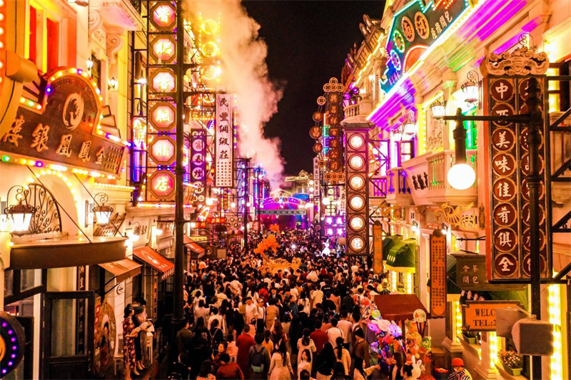 行走河南·读懂中国丨建业电影小镇：入夜即狂欢 传统+新潮点亮“夜经济”